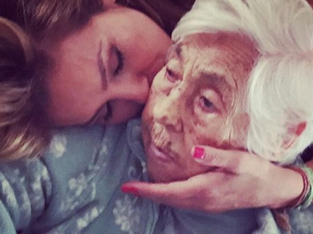 "Nos enseñaste ese sentido del humor lleno de picardía, y nos mostraste como resolver nuestras emociones cantando y bailando. Vuela libre a los brazos de nuestro Padre Bendito.
<b> ¡Tú hija estará esperándote también!</b> (Me lo contó ayer en la madrugada entre sueños)".
<br>
<br>