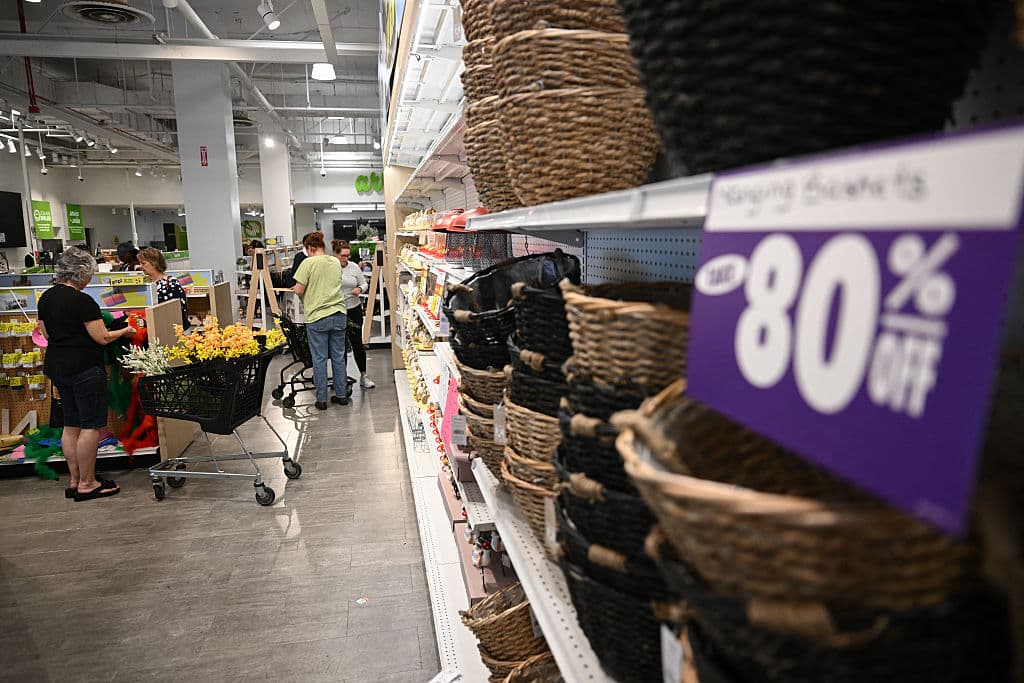 En febrero de 2025, se informó que en total cerrarían 790 tiendas en 48 estados de Estados Unidos.