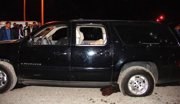 Otra de las teorías indicaban que 'El Gallo Elizalde' se negó a ir a cantar a un evento privado de un capo de la droga en México, sin embargo han pasado ya 12 años del suceso y su muerte sigue sin esclarecerse. De igual manera, en junio de 2016 fue asesinada su mujer, Blanca Vianey Durán de la misma manera que a 'El Vale'.