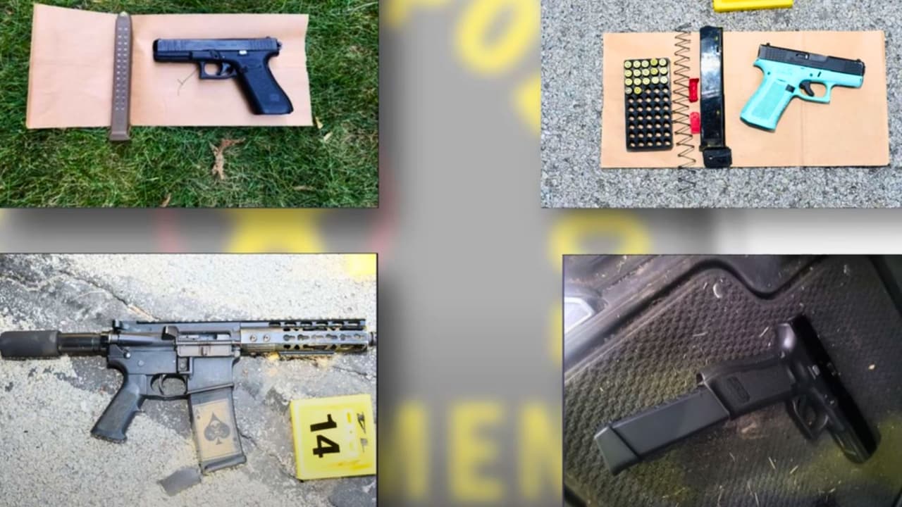 Las cuatro armas recuperadas por la Policía de Dallas tras el enfrentamiento con los sospechosos.