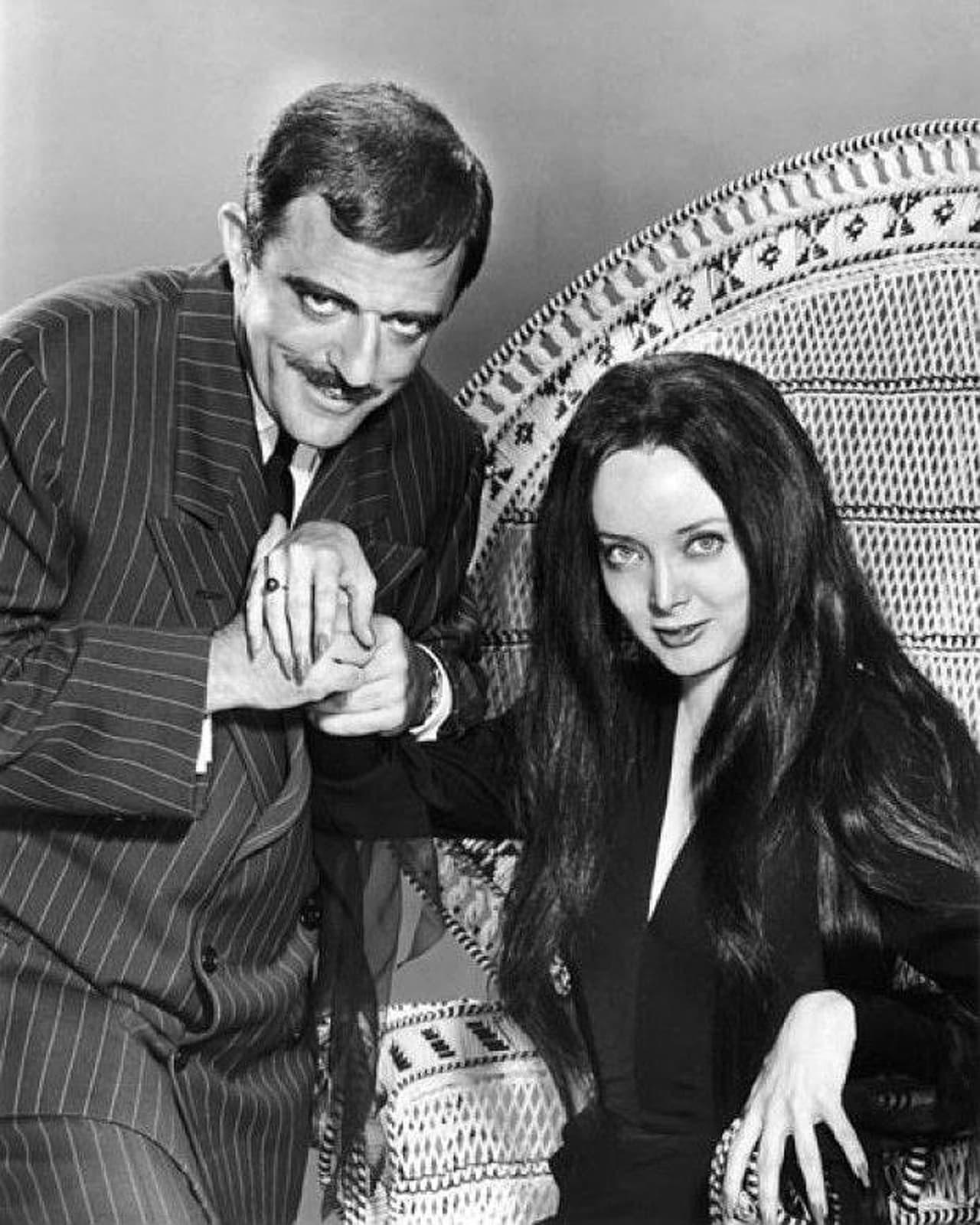 John Astin y Carolyn Jones en 'The Addams Family' (1964).
