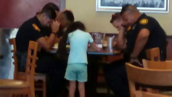 El gesto de una niña en Texas que conmovió a un grupo de policías (y a usuarios de las redes)
