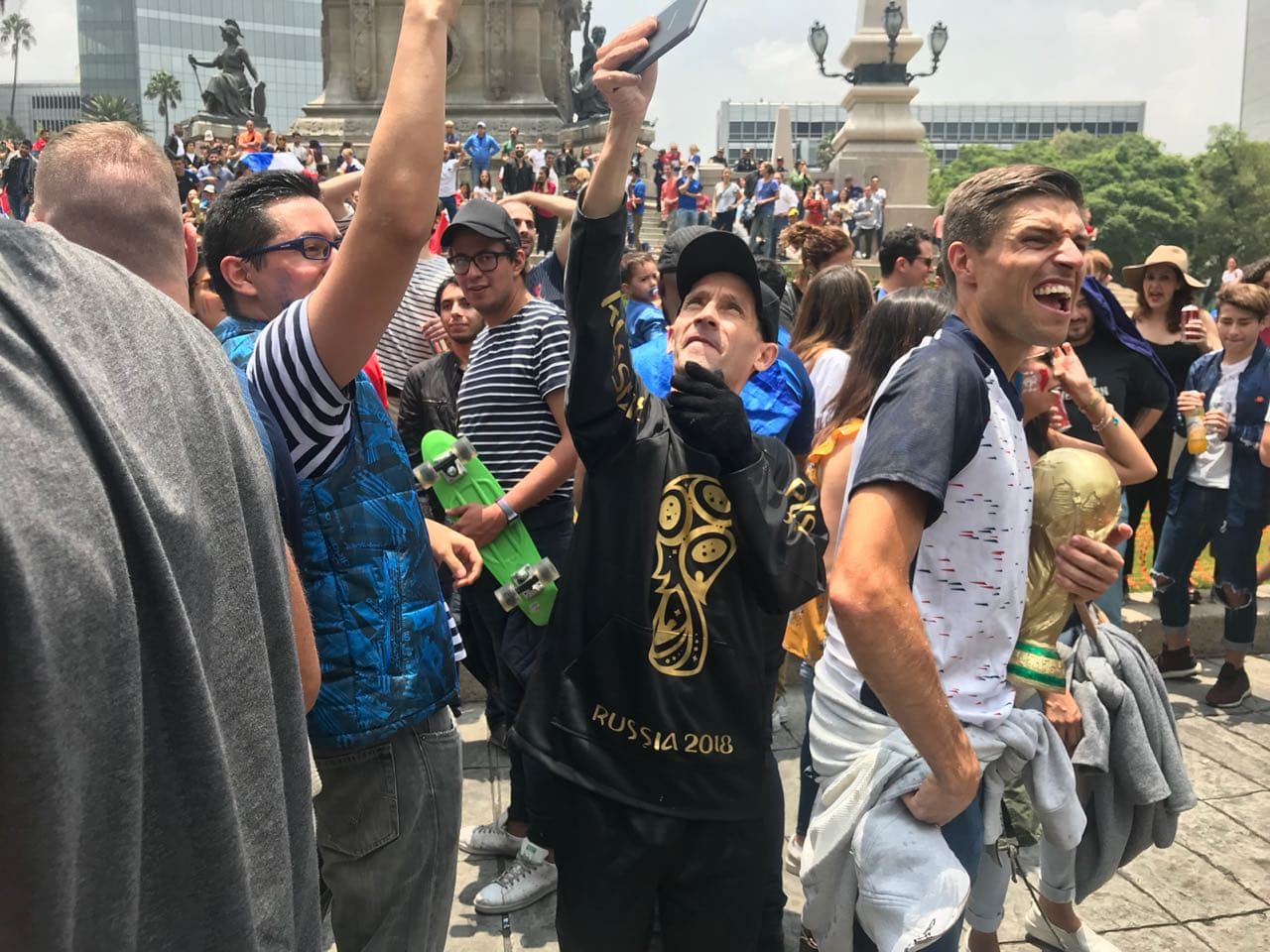 Cada uno quería tener el mejor recuerdo de esta celebración en el Ángel de la Independencia.
