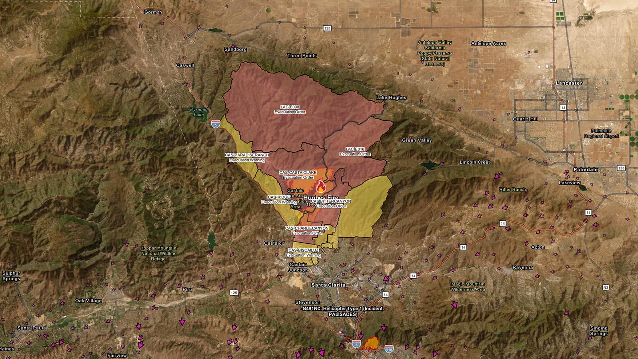 <b>Hughes Fire</b>
<br>Hasta el momento han sido
<b> consumidos 10,396 acres </b>desde que el
<a href="https://www.univision.com/local/los-angeles-kmex/incendio-hughes-se-desata-cerca-de-castaic-los-angeles-causando-ordenes-de-evacuacion">fuego comenzara la mañana del 22 de enero</a> en Lake Hughes Road cerca de Castaic Lake, en Castaic, al noroeste del condado de Los Ángeles, provocando que cerca de
<b> 31,000 personas hayan tenido que ser evacuadas</b> de sus hogares, mientras que otras 22,000 se encuentran bajo advertencia de evacuación. Los equipos siguen concentrándose en establecer y mantener las líneas de control en todos los flancos del incendio. Se ha establecido un refugio para los desplazados en College of the Canyons East Gym, 26455 Rockwell Canyon Road, Santa Clarita. Por ahora no se reportan daños ni personas heridas.