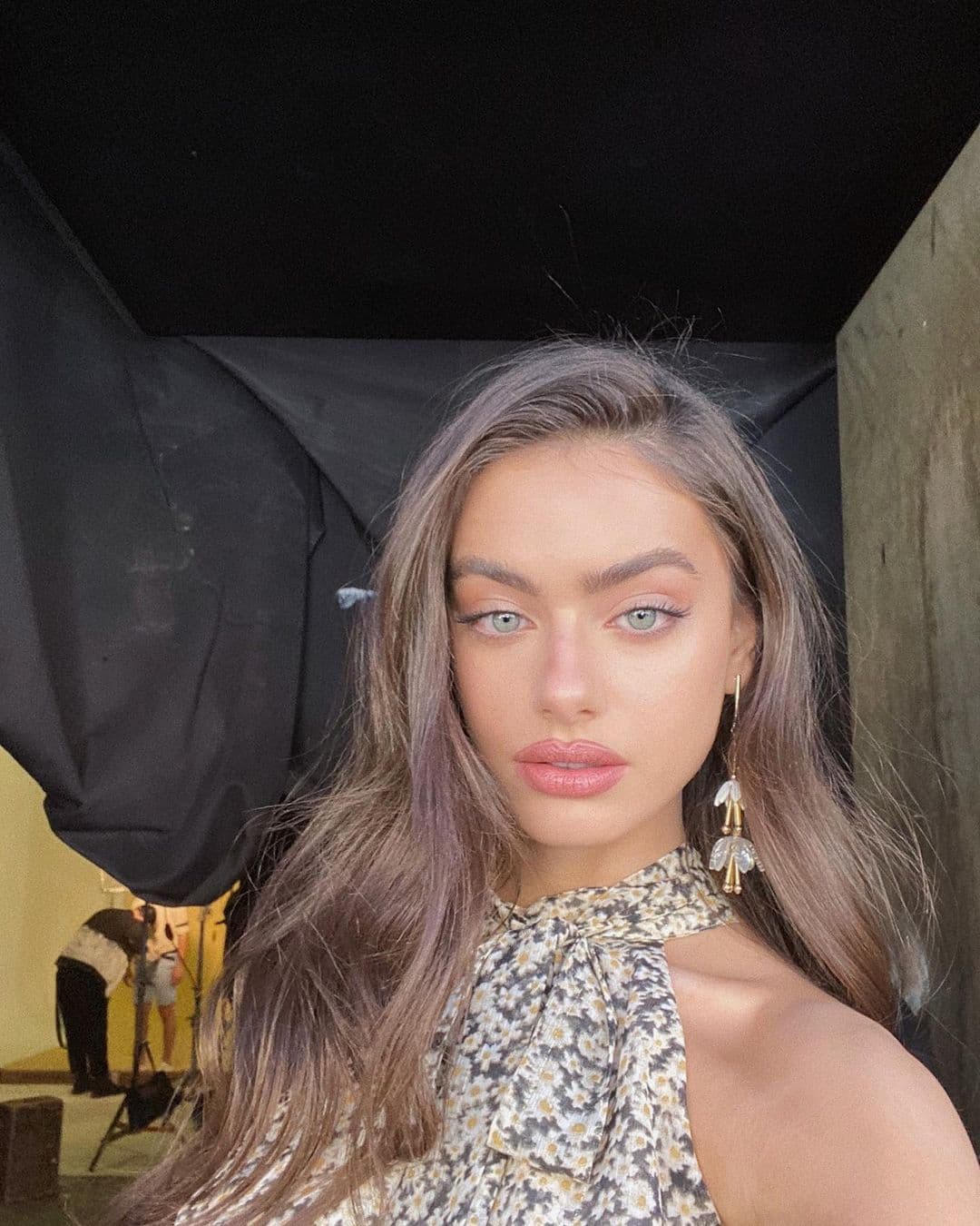 Shelbia tiene 19 años y nació en Nahariya, Israel. Su familia es judía ortodoxa y tiene cuatro hermanos más, dos varones y dos mujeres.