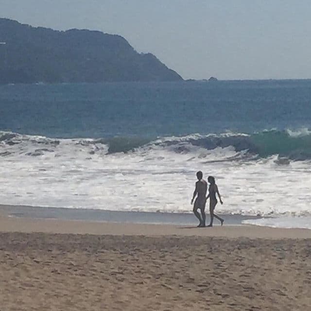 Aquí la parejita disfrutando del mar de Acapulco.