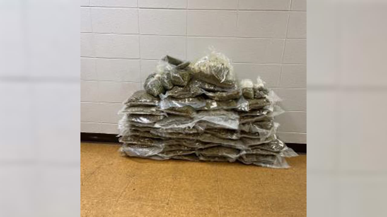 Autoridades localizaron una gran cantidad de marihuana al parecer empacada para su distribución.