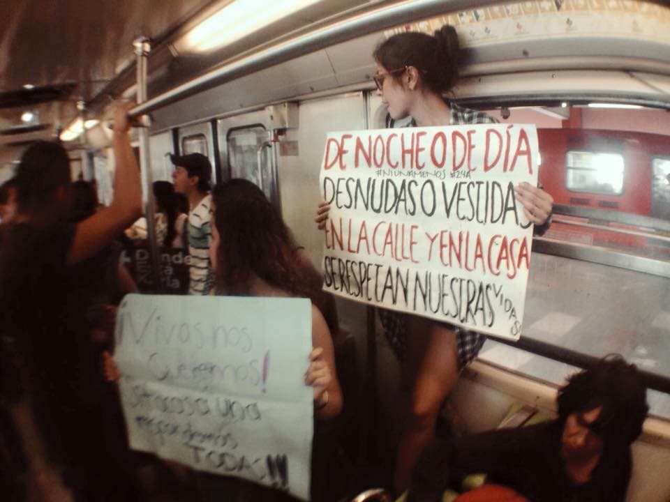 "Como hombres somos sordos, necios y difícilmente uno se asoma a ver la realidad, sobre todo si no te conviene cambiarla. Los hombres perpetuando los estereotipos son igual de peligrosos que el imbécil que le grita porque puede, que la acorrala porque pude, o que la sabrosea porque puede. Me siento parte del problema porque no hago nada cuando alguien hace un comentario machista", Piolo Juvera, escritor e improvisador. Foto: Animal Político- Filemón Alonso