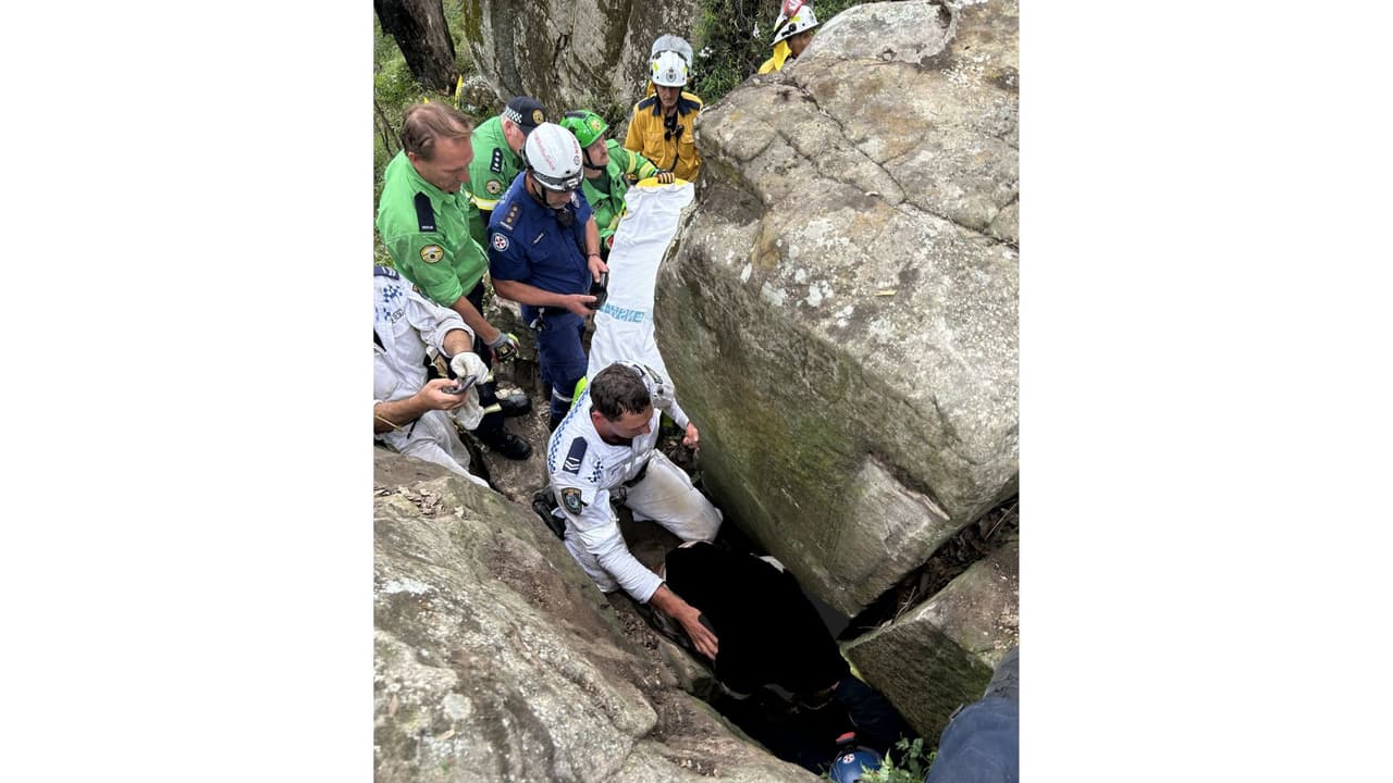 Campbell cayó en la grieta y quedó atrapada boca abajo entre las dos rocas. Sus amigos llamaron a emergencias tras intentar liberarla sin éxito por más de una hora.
<br>