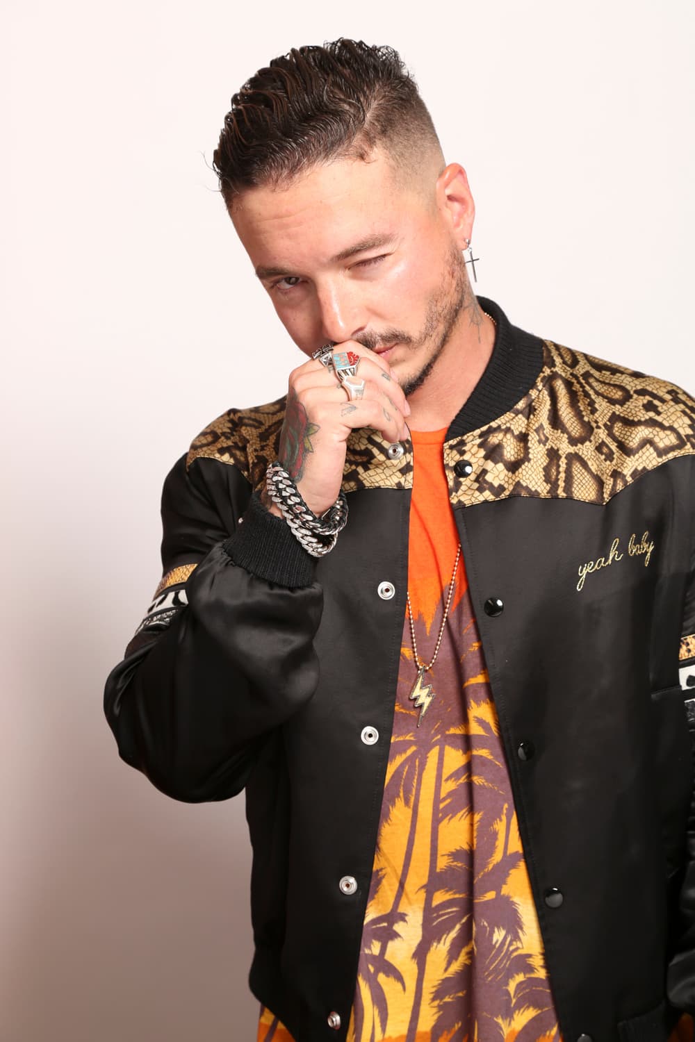 El ganador del Latin GRAMMY en 2015, J Balvin también será parte de la lluvia de estrellas de la 17a Entrega Anual de Latin GRAMMY.