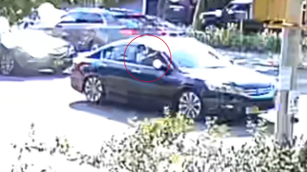 Captan a un hombre disparando mientras persigue a otro vehículo a plena luz del día en Queens