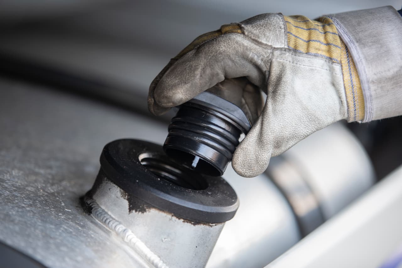 Así puedes evitar que los ladrones extraigan gasolina de tu carro, según los expertos