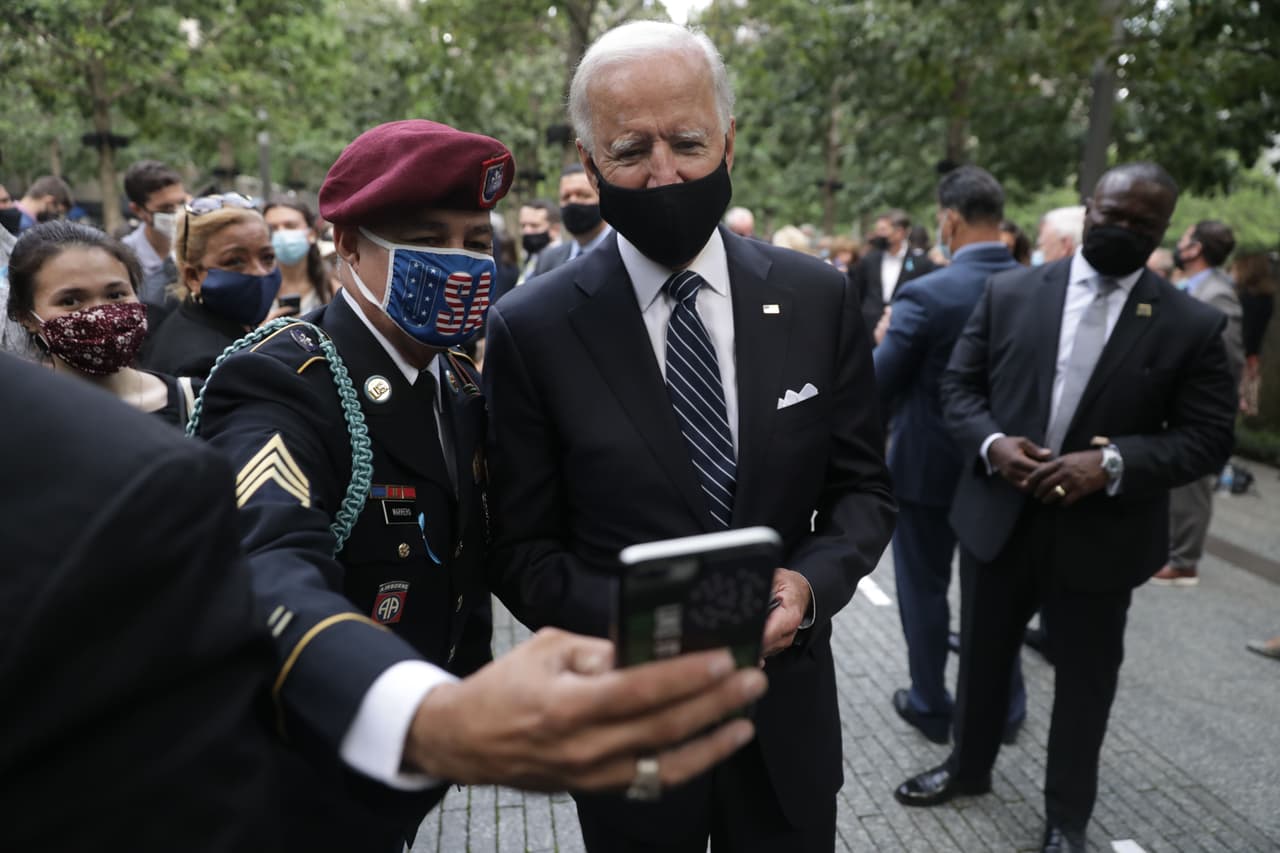 Biden saludó y se tomó fotografías con algunos familiares de víctimas en el acto conmemorativo. Luego el candidato demócrata también asistirá al Monumento Nacional del Vuelo 93, en Shanksville.
<br>