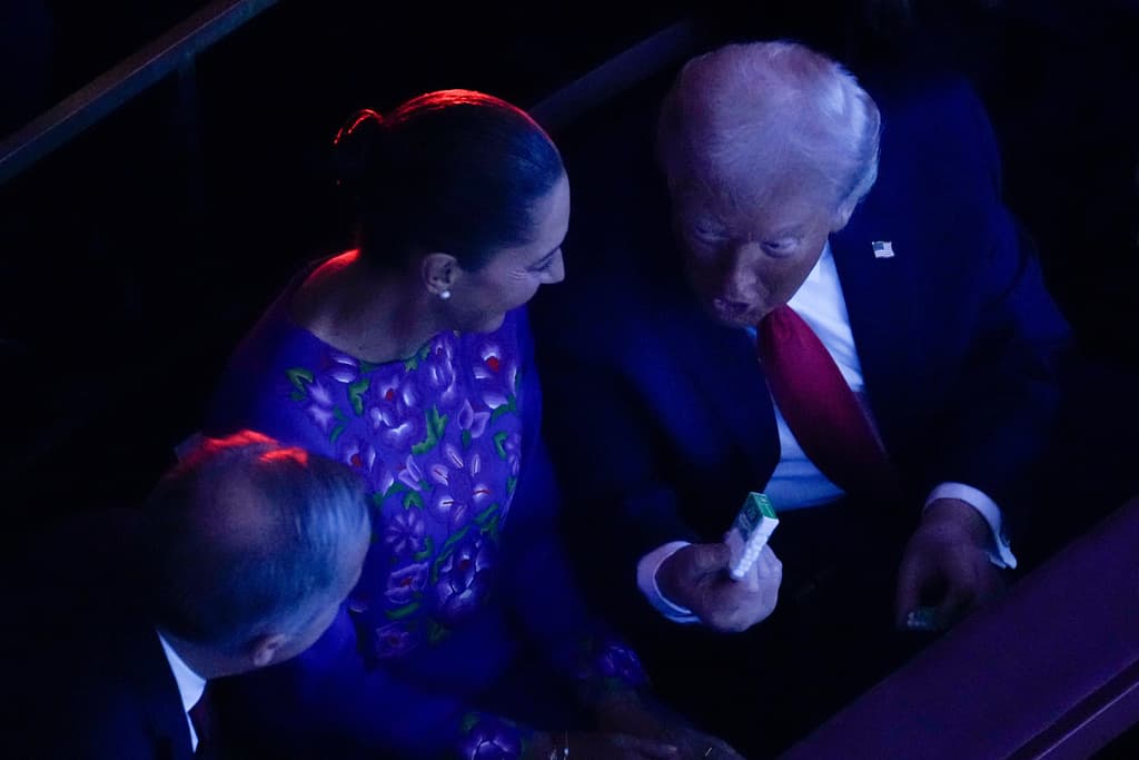 El presidente Donald Trump muestra una caja de caramelos Tic Tac a la presidenta mexicana Claudia Sheinbaum y al primer ministro canadiense Mark Carney durante el sorteo de la Copa Mundial de Fútbol de 2026 en el Kennedy Center, el viernes 5 de diciembre de 2025, en Washington. (Foto AP/Julia Demaree Nikhinson)