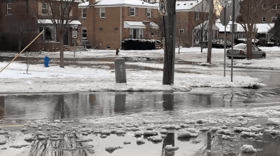 La recomendación de hervir el agua, indica que sea por al menos cinco minutos para matar cualquier bacteria presente.