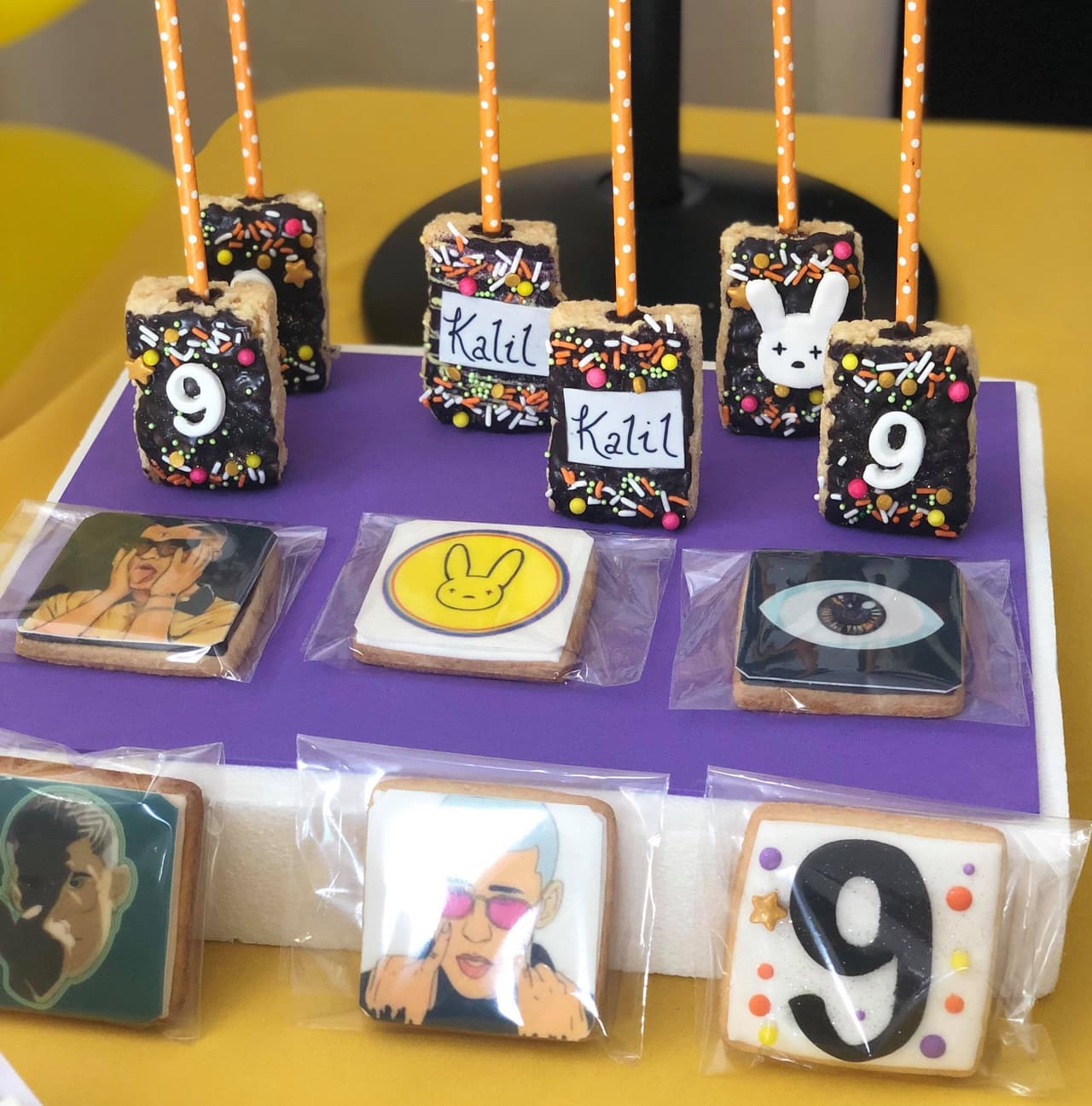 “Como no nos conocen, lo entiendo, pero Kalil es un niño maduro, inteligente y bueno. La música que él oye no es solo la de Bad Bunny, sino también Daddy Yankee, Nicky Jam, etcétera. Eso no lo define ni dice quién es o qué va a ser cuando sea grande”.
<br>