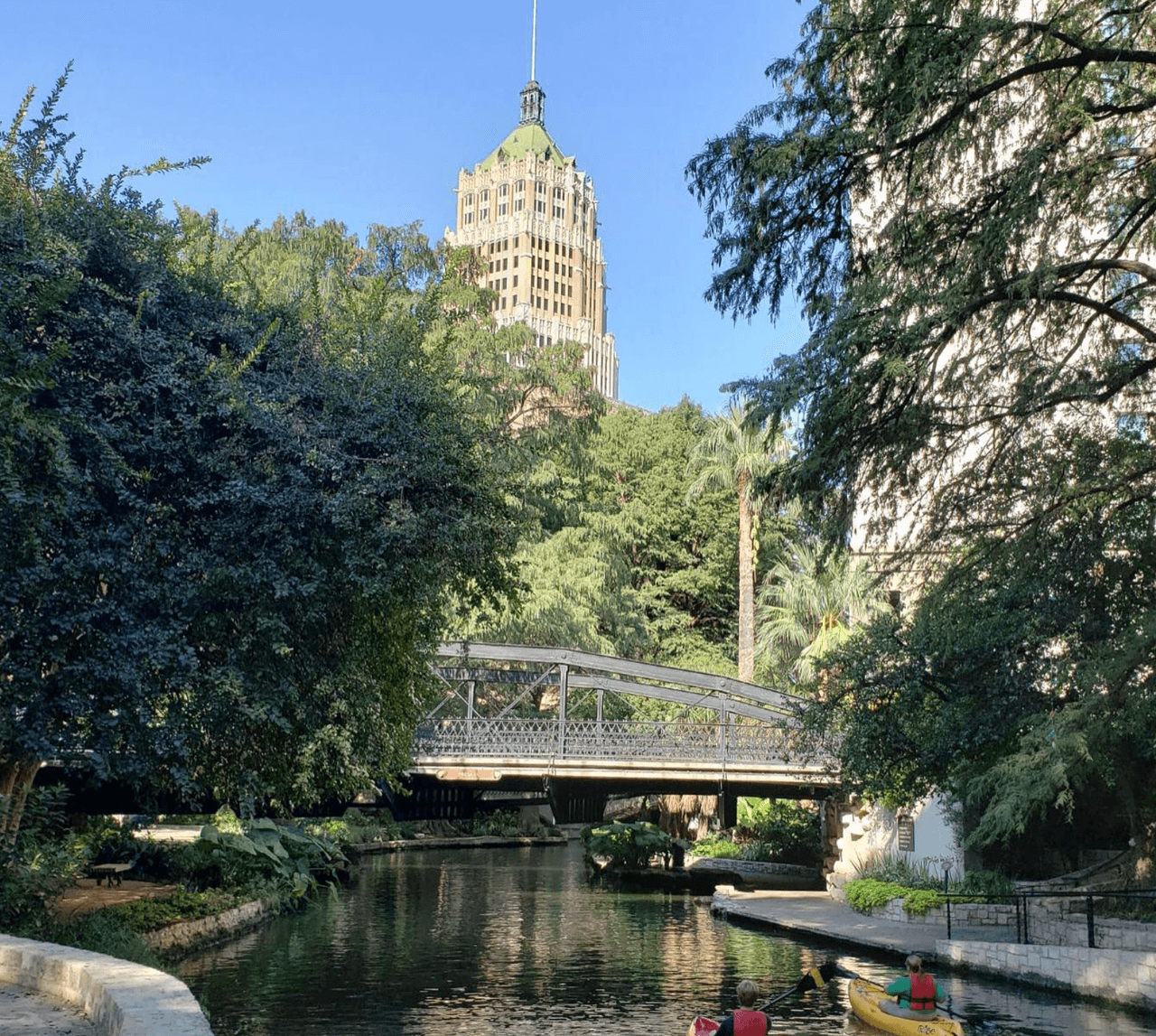 Tras 30 años de prohibición sobre realizar algún tipo de actividad acuática dentro del río, ahora las personas pueden navegar en kayak a través del distrito de negocios de River Walk, donde los hermosos hoteles y restaurantes hacen de este lugar un sueño para los kayakistas.