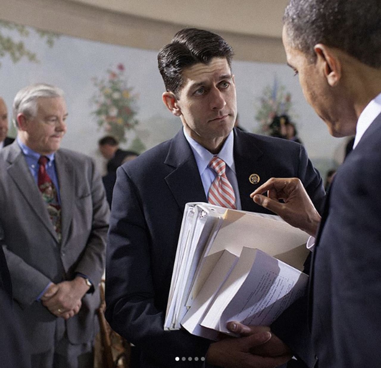 <b>Los secretos de los Republicanos y la eliminación de Obamacare</b>. Algunos representantes del Partido Republicano discutieron a puerta cerrada sobre la nueva ley de salud. Pete Souza publicó una foto de Obama junto al republicano Paul Ryan cuando negociaban Obamacare. “En 2010, antes de la votación sobre Obamacare, el presidente Obama celebró varias reuniones con los republicanos. Una fue transmitida por televisión y allí estaba el actual presidente de la cámara, Paul Ryan”, escribió.