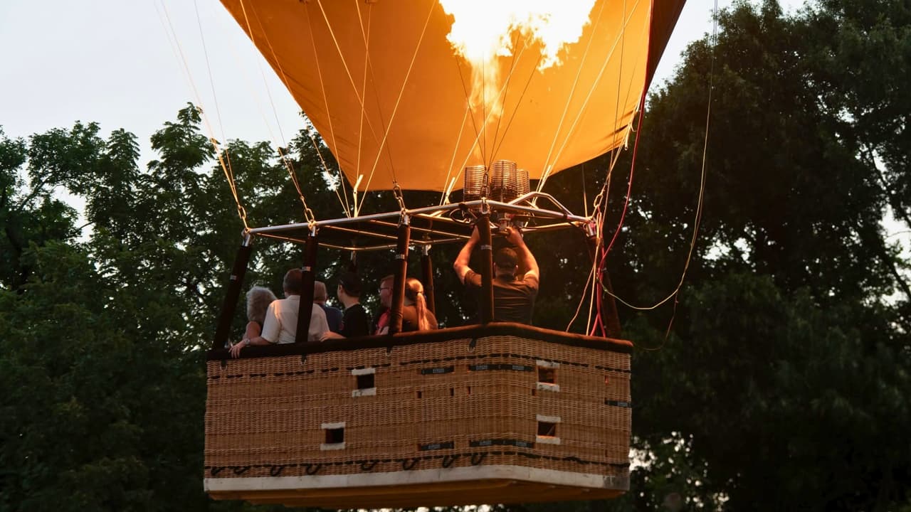 <h3 class="cms-H3-H3">En resumen 🎈</h3> 👉🏻
<b>Cuándo: </b>El festival será del jueves 17 al domingo 20 de septiembre en Plano.
<br>👉🏻
<b>Para verlos volar:</b> Los lanzamientos están previstos a las 7 a.m. del sábado y domingo, si el estado del tiempo lo permite.
<br>👉🏻
<b>De noche:</b> Los globos se iluminarán a las 7:30 p.m. jueves, viernes y sábado.
<br>👉🏻
<b>Entrada: </b>Los boletos cuestan $10 para adultos y $5 para niños de 3 a 12 años y mayores de 65.
<br>👉🏻
<b>Antes de manejar:</b> Habrá cierres y tráfico alrededor de Oak Point Park, también habrá transporte gratuito desde la estación Parker Road de DART.