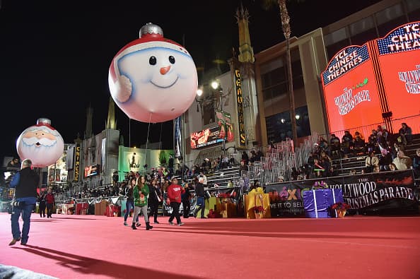 Miles se dieron cita para festejar el tradicional Hollywood Christmas Parade que este año celebró 84 años de alegría navideña.