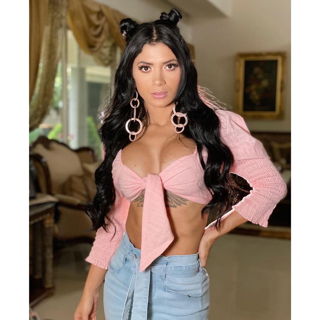 La guatemalteca de 32 años, le saca provecho a su despampanante figura y tiene una exitosa y lucrativa cuenta en la plataforma de Onlyfans, donde publica contenidos aún más atrevidos.