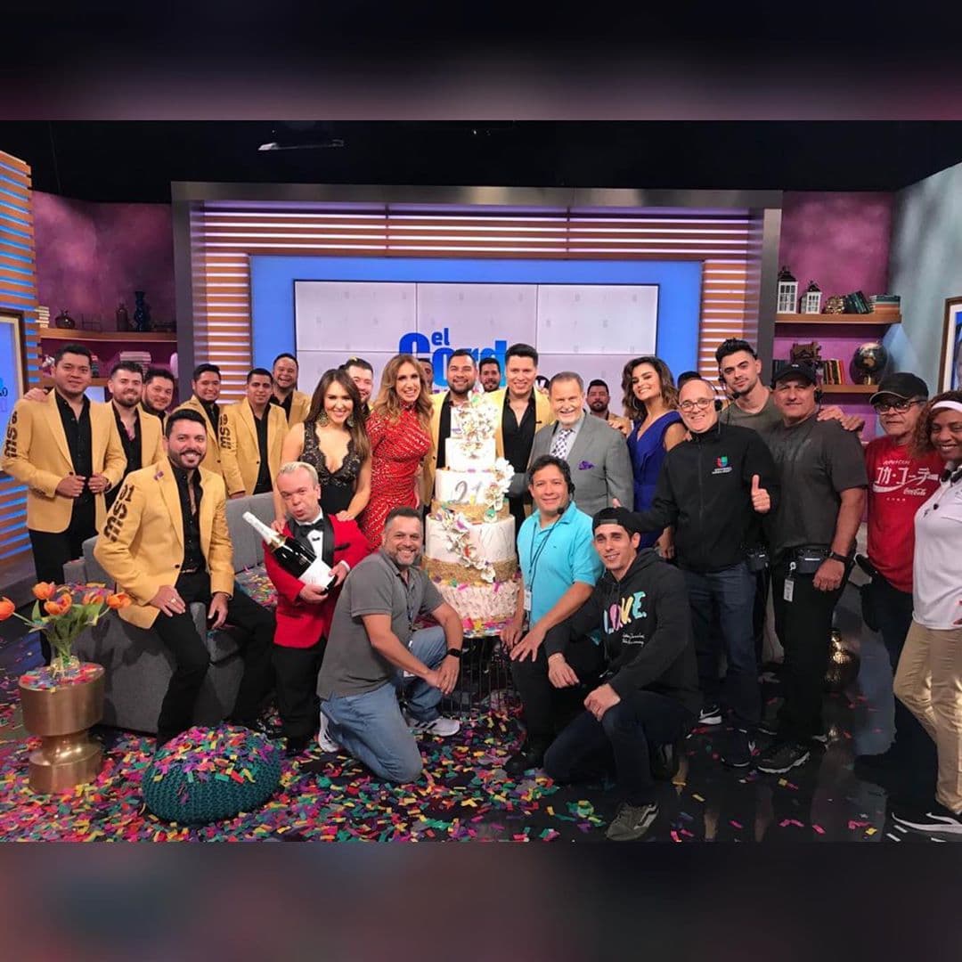 Lili Estefan, Raúl de Molina, Clarissa Molina, Tanya Charry, Carlitos ‘El Productor’ y el equipo de producción, celebraron los 21 años del show en compañía de la banda de música regional mexicana.