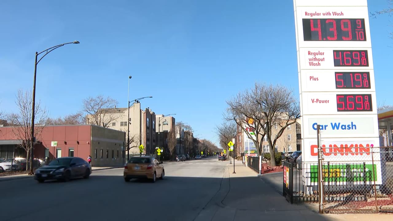 El precio de la gasolina subió
<b> 46 centavos y alcanzó un promedio de $3.524</b> por galón de gasolina regular en Illinois. Hace una semana, el promedio era de
<b>$3.059</b>,
<b> <a href="https://gasprices.aaa.com/?state=IL" target="_blank">según un informe de la Asociación Estadounidense del Automóvil (AAA). </a></b>