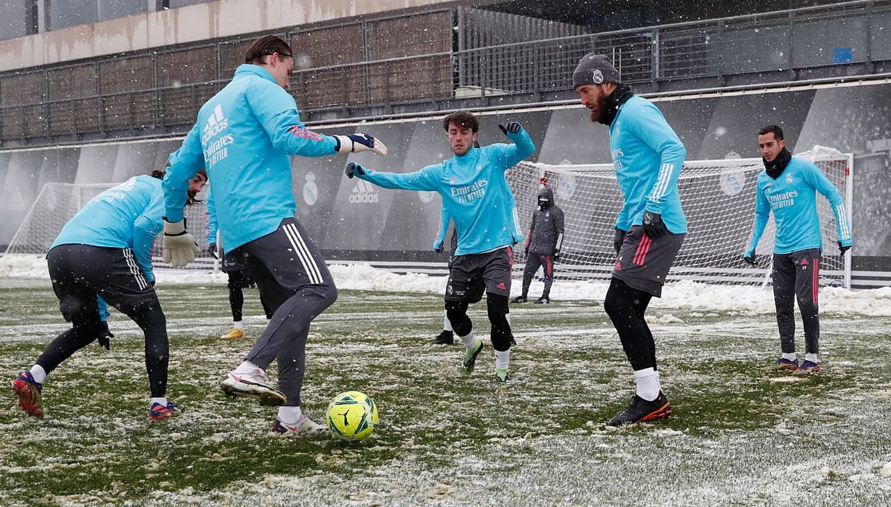 El Real Madrid preparó su próximo duelo contra Osasuna entrenando en la Ciudad Real Madrid bajo una tremenda nevada.