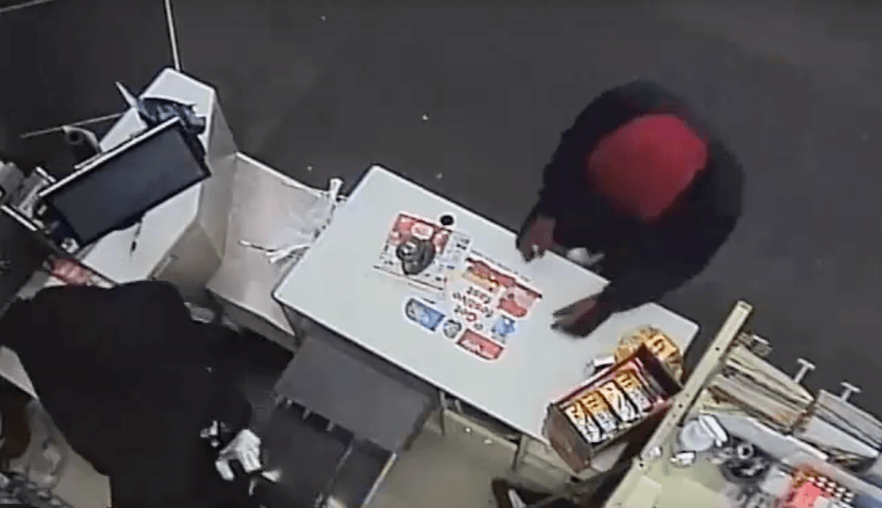 Se ofrece una recompensa de hasta 5,000 dólares a quien ofrezca información que conduzca al arresto de los sospechosos llamando al 713-222-TIPS (8477) o en línea en www.crime-stoppers.org.