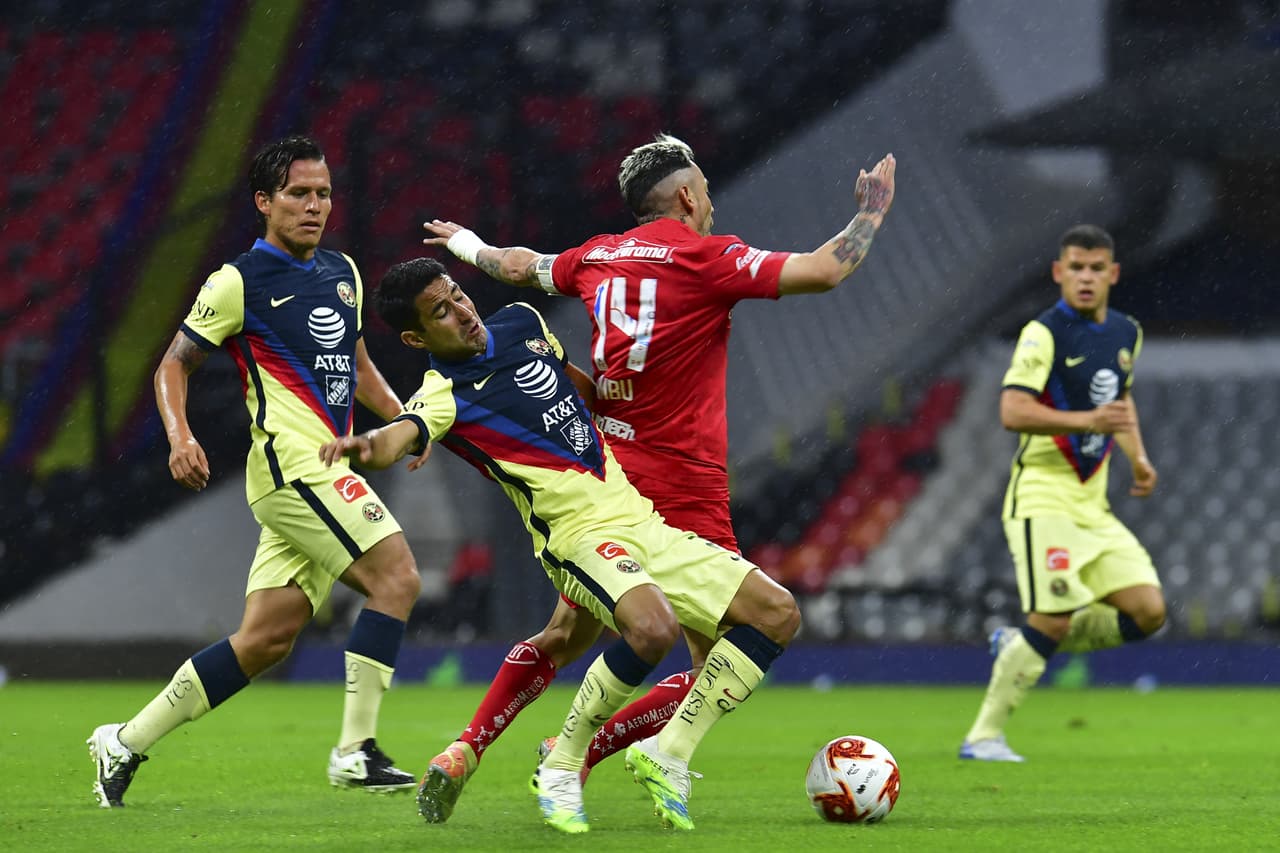 Rubens Sambueza buscaba penetrar el arco americanista desde los primeros minutos del juego.