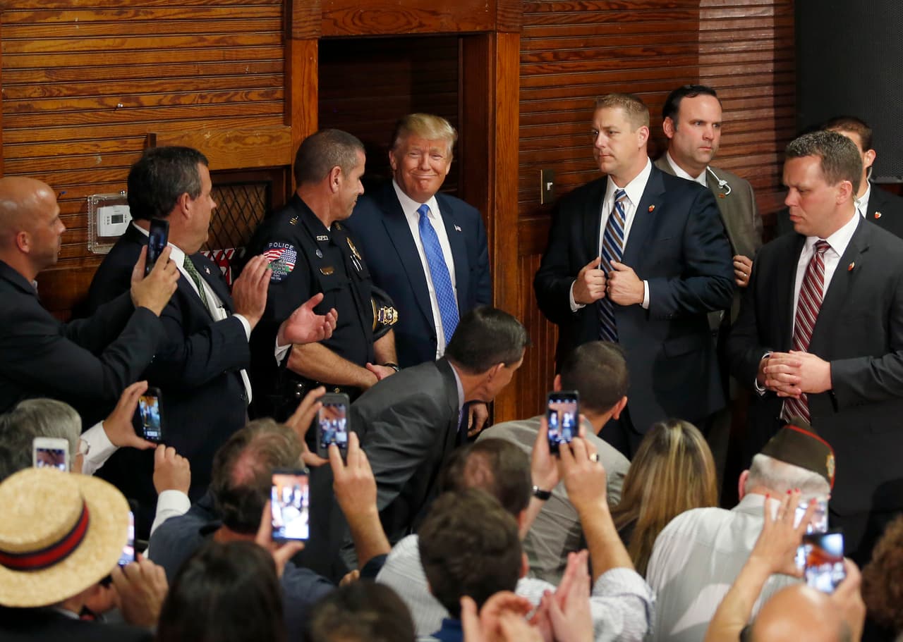 Republican presidential candidate Donald Trump smiles as he enters the venue at a town hall event on October 6, 2016 in Sandown, New Hampshire. / AFP / Mary Schwalm (Photo credit should read MARY SCHWALM/AFP/Getty Images)