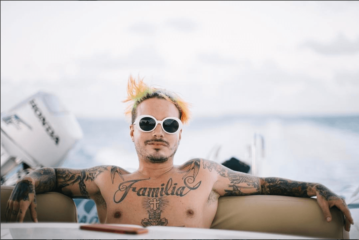 12. Se relajó paseando en el mar.