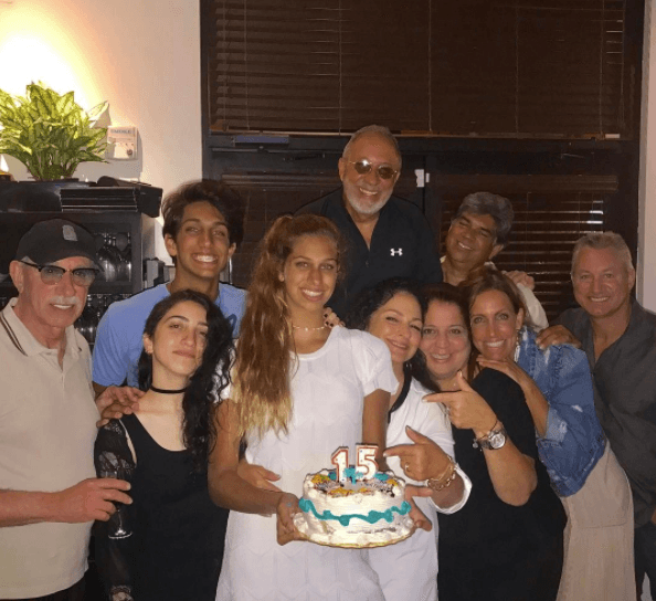 Aquí, la conductora y el que fuera su pareja sentimental durante los últimos 28 años aparecen en familia celebrando el cumpleaños de su hija.