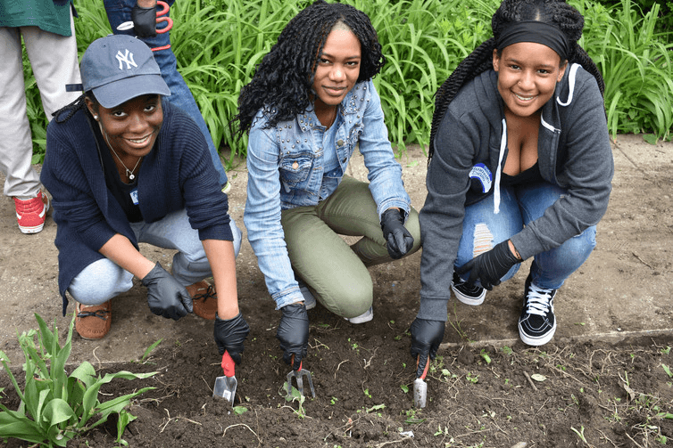 Bronx Academy for Software Engineering organizó un día de servicio a la comunidad en mayo de 2017. |
<a href="https://creativecommons.org/licenses/by-nc-nd/4.0/">CC BY-NC-ND</a>