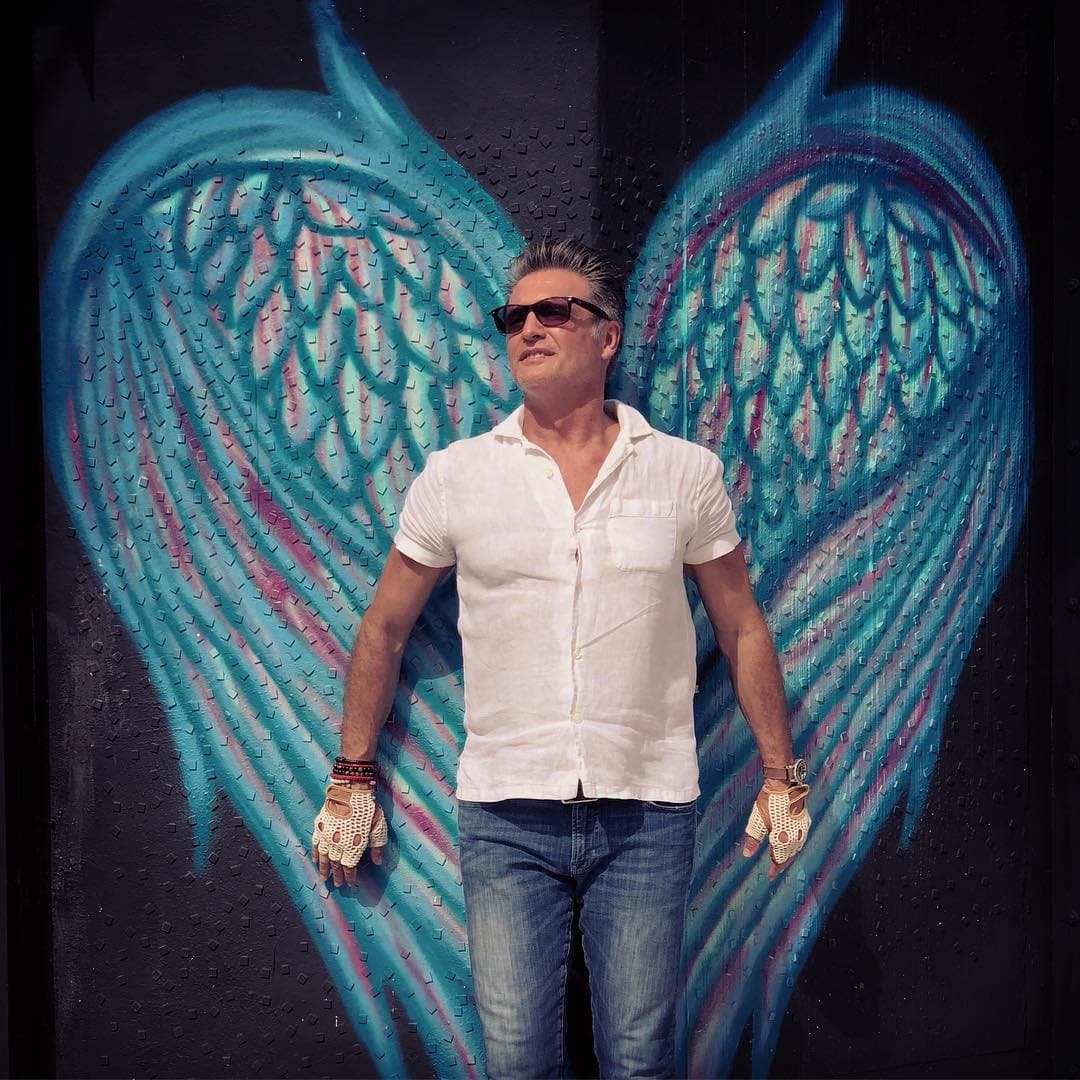 <b><a href="https://www.univision.com/shows/hoy/por-dentro-esta-quebrada-dice-juan-soler-sobre-itati-cantoral-y-su-regreso-a-trabajar-tras-la-muerte-de-su-mama-video">Juan Soler</a></b> comenzó su carrera artística en el modelaje y las pasarelas lo llevaron a la actuación. Sin embargo, pocos saben que cuando era muy joven
<b>trabajó un tiempo como salvavidas</b>.
<br>