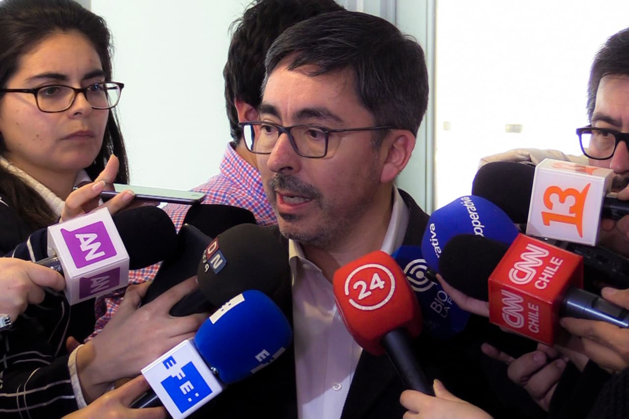 CH01 SANTIAGO DE CHILE (CHILE), 14/08/2018 - El portavoz de la Conferencia Episcopal de Chile, Jaime Coiro, atiende a los periodistas hoy, martes 14 de agosto de 2018, horas después del allanamiento de la sede del ente clerical por parte de la Fiscalía en Santiago de Chile (Chile). La Policía chilena allanó este martes la sede de la Conferencia Episcopal, en el centro de Santiago, por orden del fiscal Raúl Guzmán, quien lidera la investigación de los abusos sexuales presuntamente cometidos por miembros de la Congregación Marista. EFE/Jose Miguel Caviedes