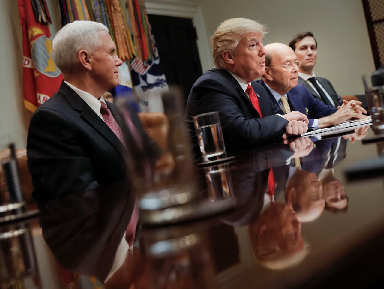 El presidente Donald Trump se reúne con senadores y representantes en la Sala Roosevelt de la Casa Blanca, a la izquierda del presidente Wilbur Ross, el nuevo Secretario de Comercio de EEUU.