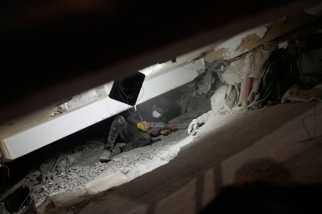 Un hombre busca entre los escombros de un edificio que colapsó durante los terremotos en La Guaira, Venezuela, el martes 30 de junio de 2026. (Foto AP/Ariana Cubillos)