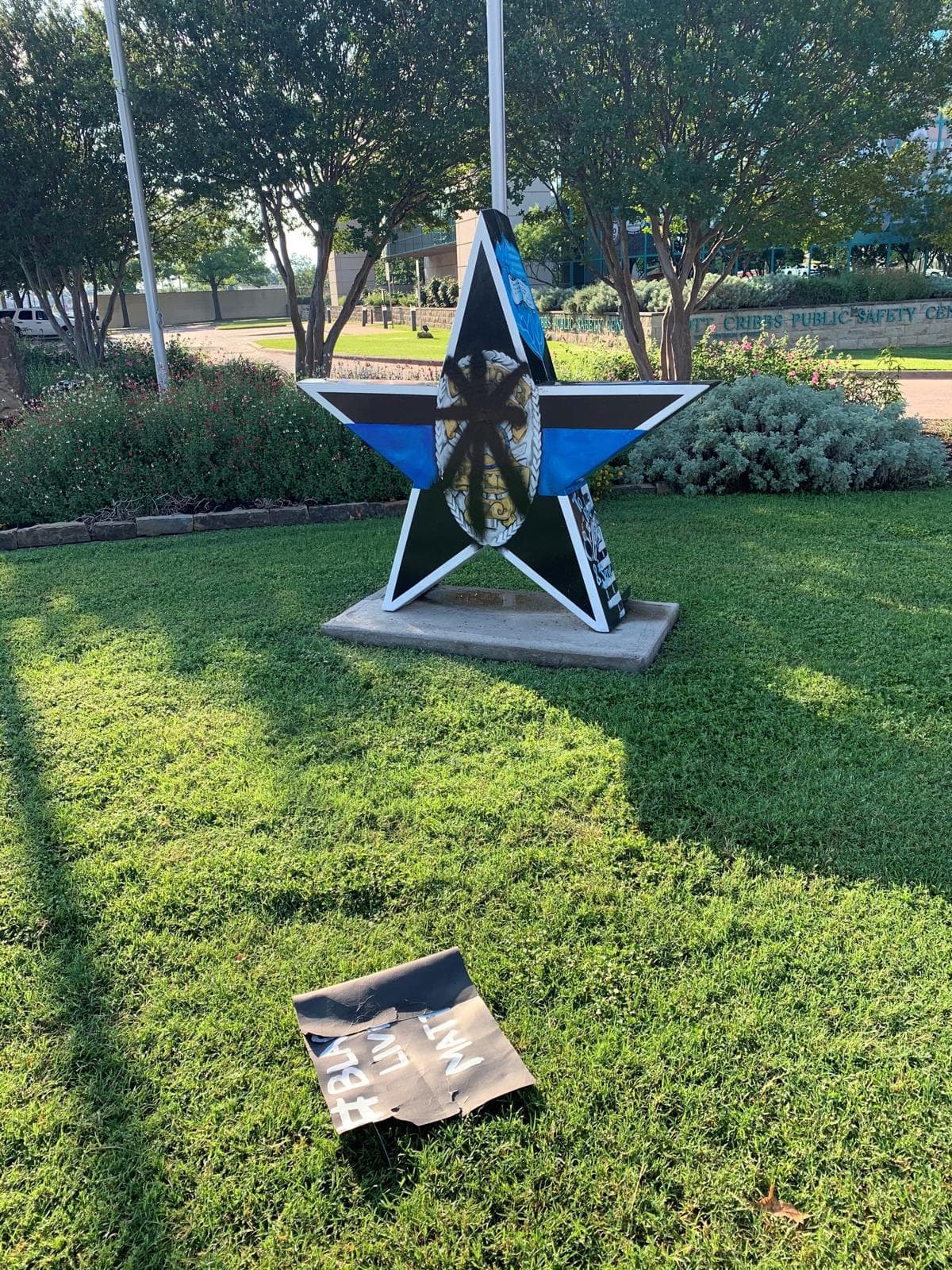 Actos de vandalismo se registraron afuera de la sede de la policía de Arlington.