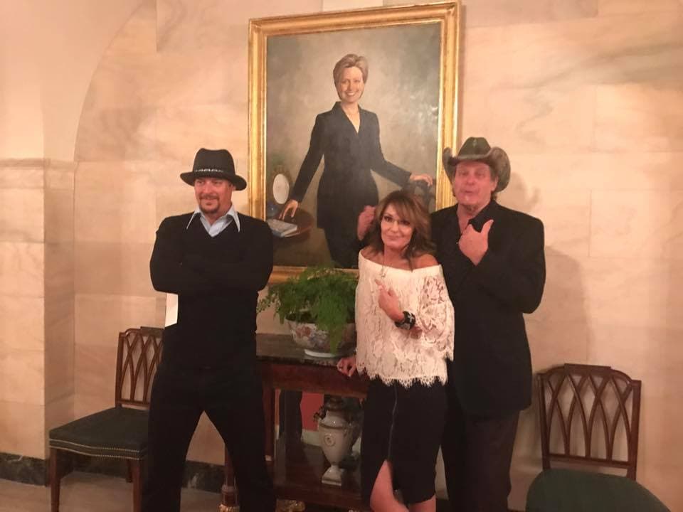 Sarah Palin, Ted Nugent y Kid Rock posan de forma burlona ante el retato de Hillary Clinton en la Casa Blanca.