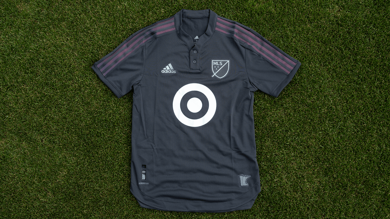 El fondo en color gris oscuro sirve para que los vivos iridiscentes representen a la aurora boreal.
<br>