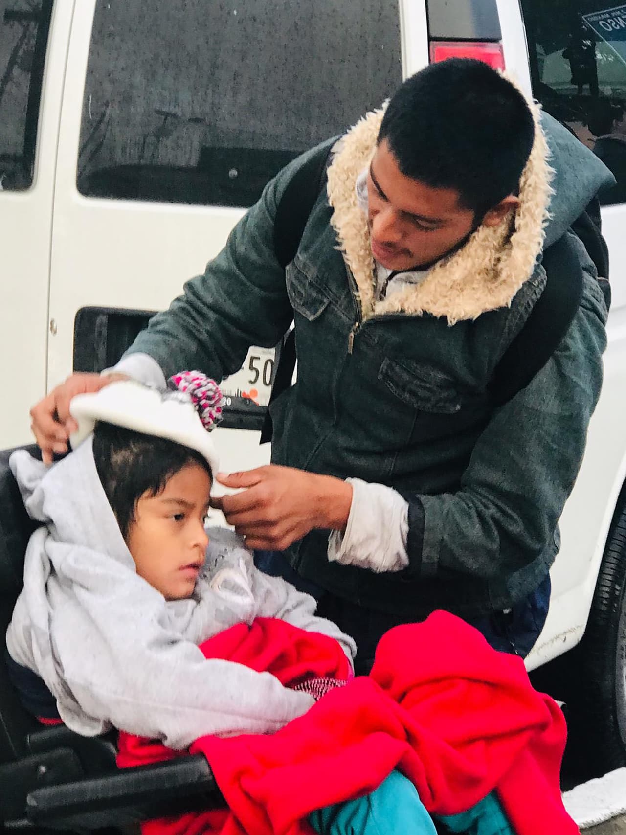 “Él tenía el número 1,700 y ayer expliqué a varias personas que el caso de Juan y su hija es especial, debía pasar, no podía continuar en el albergue”, explicó a Univision Noticias Paola Mendoza.