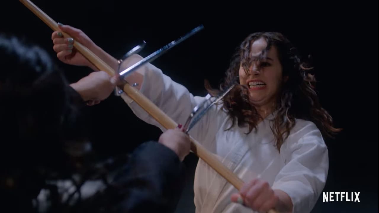 Sam parece pelear contra sí misma en el tráiler con un bastón y unos puñales "sai".