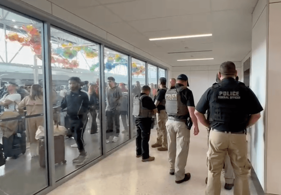 Una pasajera afirmó a N+ Univision 45
<b>haber pasado dieciséis horas entre esperas y conexiones junto a sus hijos</b>, expresó su frustración por el cansancio de los menores y confirmó que, debido a los retrasos, terminaron perdiendo su vuelo.