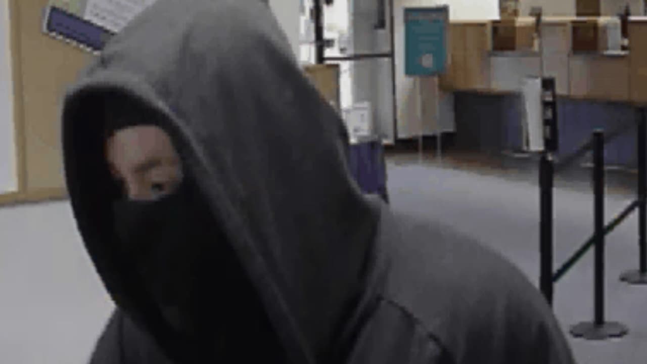 Aún se está determinando la cantidad exacta de dinero que robaron. Ninguna víctima resultó herida físicamente durante el robo. Para aportar información sobre estos sospechosos puedes contactar al Departamento de Policía de Santa Rosa haciendo
<a href="https://srcity.org/457/Contacts-Resources">clic aquí</a>.
<br>
<br>