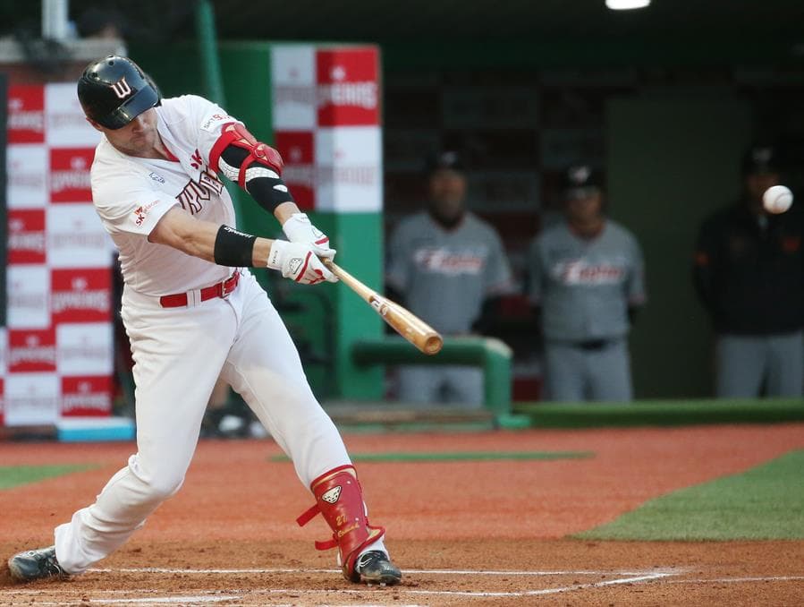 El jugador SK Wyverns, Jamie Romak, en un juego de béisbol profesional 2020 celebrado en SK Happy Dream Park en Incheon, 40 kilómetros al oeste de Seúl, Corea del Sur, 06 de mayo de 2020.