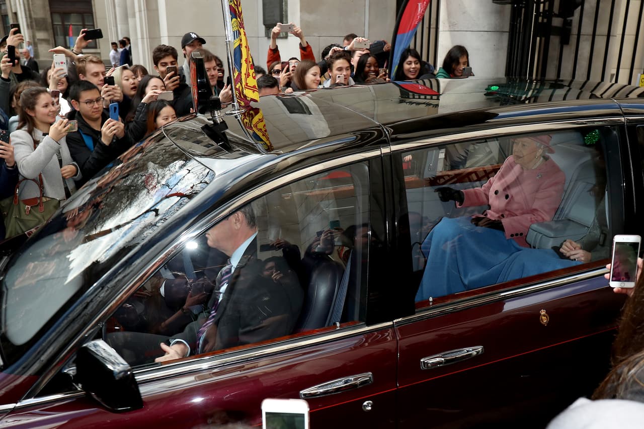 La monarca de 92 años ha sido vista en ocasiones anteriores con una cobija azul muy similar para mantenerse abrigada durante los traslados en automóvil. En enero pasado apareció con la manta saliendo de un servicio religioso en King’s Lynn.