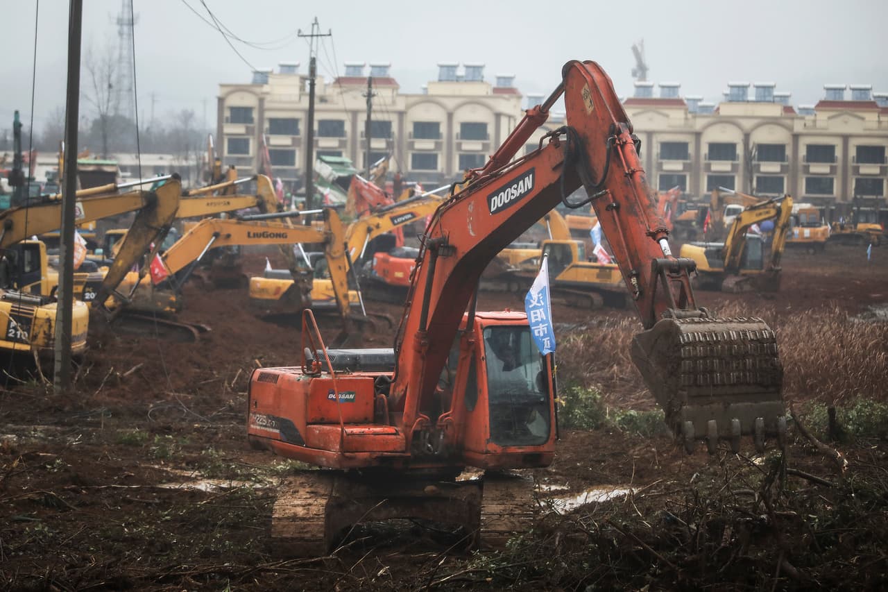 Los hospitales en Wuhan lidiaban con un flujo de pacientes y una falta de suministros. Algunos usuarios del sitio Weibo dijeron que sus familiares habían tratado de ser diagnosticados, pero fueron rechazados por los hospitales que operaban a plena capacidad
