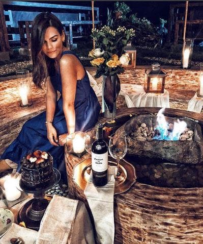 Karina también ha sido detallista con Carlos. Cuando él cumplió los 46 años, le preparó una
<b><a href="https://www.univision.com/shows/el-gordo-y-la-flaca/con-una-botella-de-vino-y-mucho-romanticismo-karina-banda-celebro-a-carlos-ponce-fotos">velada romántica</a></b> con vino.