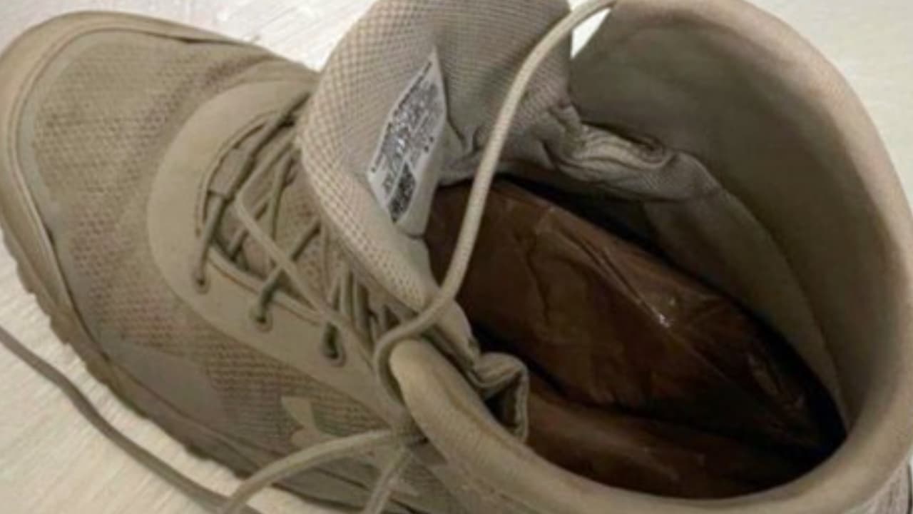 El pasado 3 de abril, oficiales encontraron alrededor de 4,080 pastillas de fentanilo dentro de un par de zapatos usados por una persona.